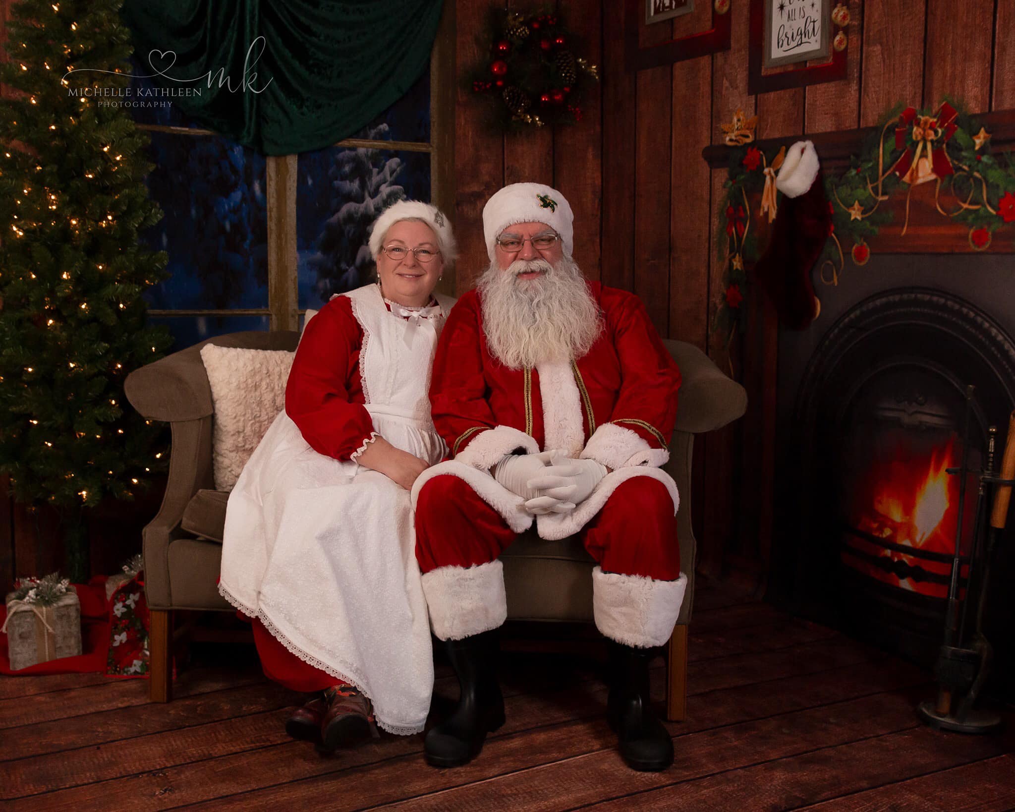 Kate Christmas Dark wood room set - Kate Backdrop AU