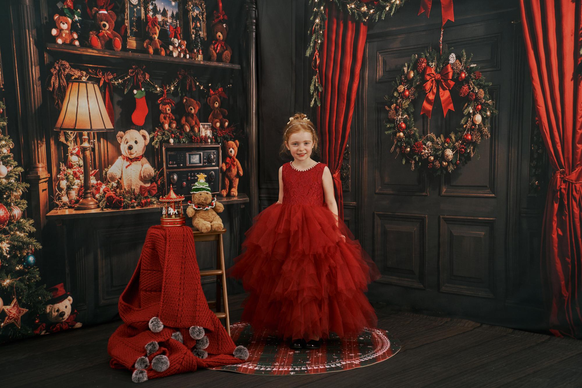 Kate Dark Wood Door Christmas Tree Room Set - Kate Backdrop AU