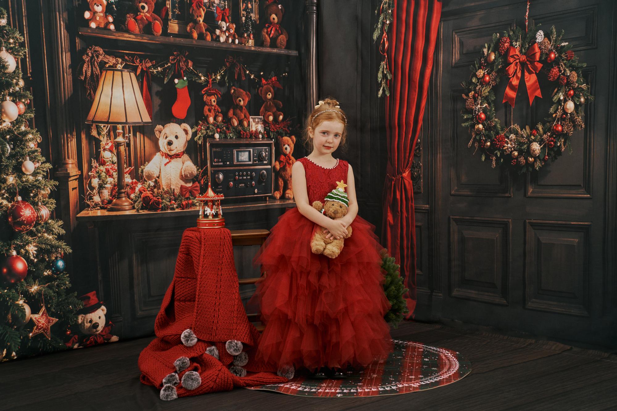 Kate Dark Wood Door Christmas Tree Room Set - Kate Backdrop AU