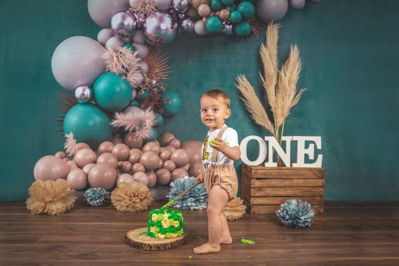 Kate Boho Balloons Backdrop Cake Smash Green Wall Designed by Uta Mueller Photography