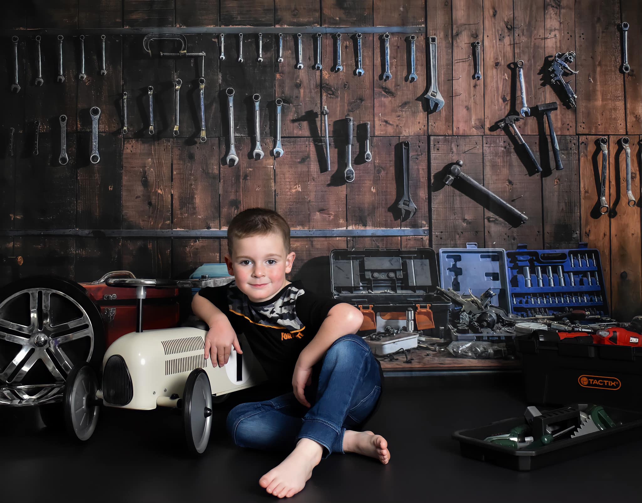 Kate Tool shelf against a table vintage garage Backdrop for boy/Father's Day - Kate Backdrop AU