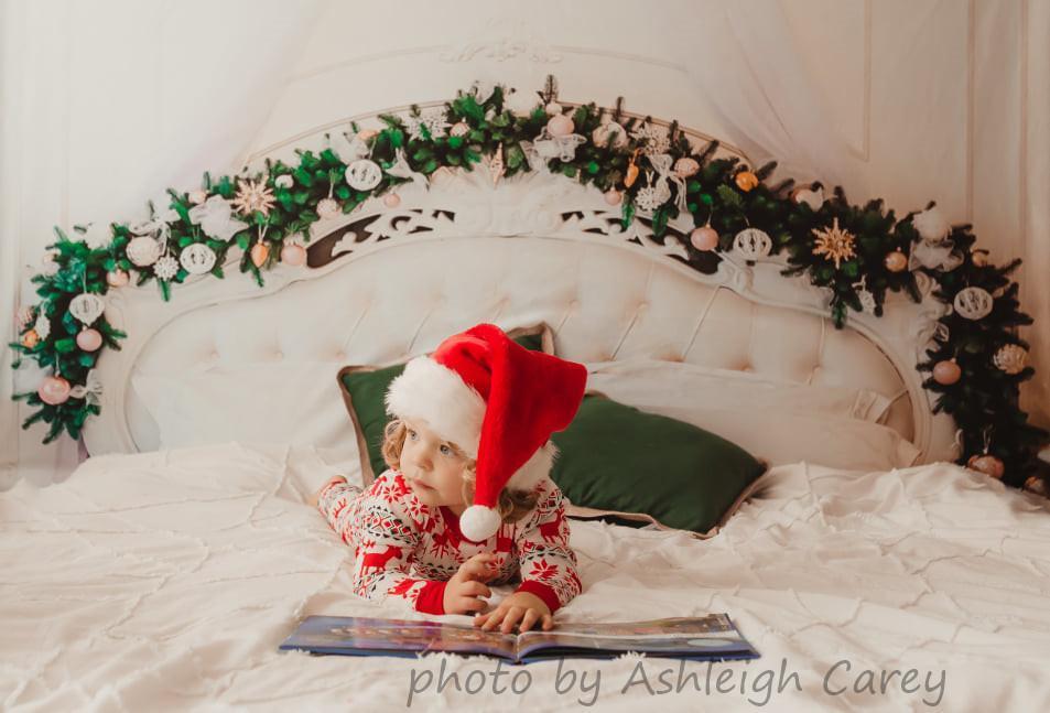 Kate Christmas White Headboard Wreath Decoration Backdrop - Kate Backdrop AU